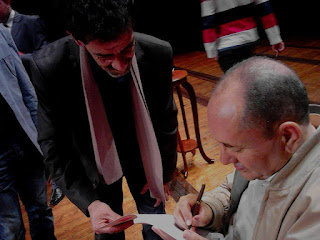 مع الكاتب الجزائري محمد و هو يوقع في اخر ما صدر له