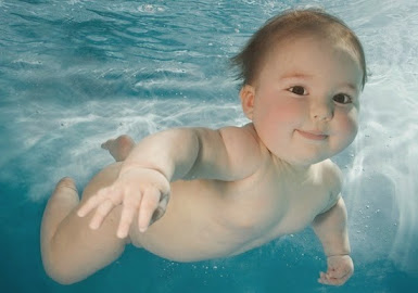 Resultado de imagem para criança nadando