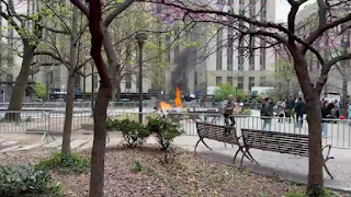 Shock in the United States A man sets his body on fire in front of a court before which Trump appears