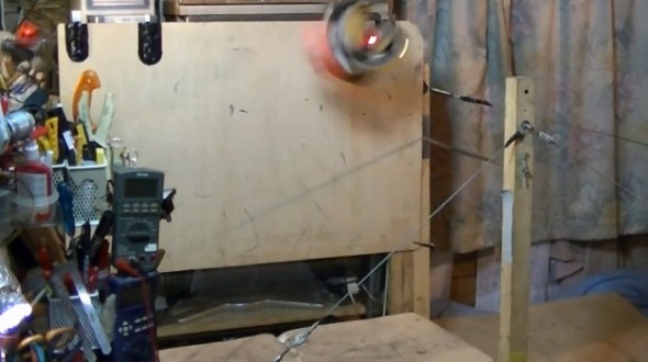 Jovem constrói robô caseiro que faz um quádruplo backflip (video)