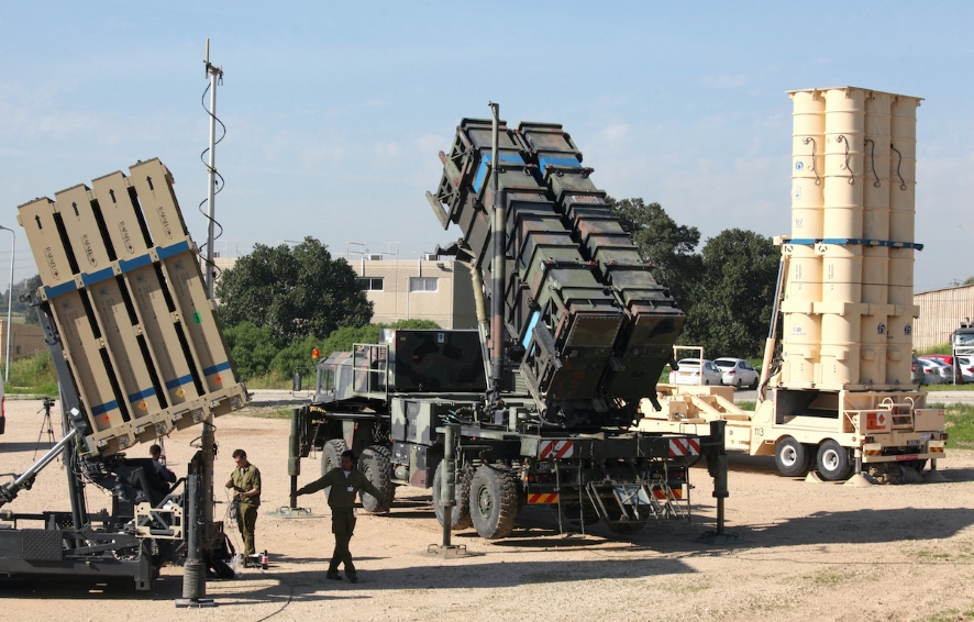 Un sistema de defensa Cúpula de Hierro israelí, a la izquierda, un sistema de misiles tierra-aire llamado MIM-104 Patriot, en el centro, y un sistema de misiles antibalísticos el Arrow 3 en la Base de la Fuerza Aérea Israelí Hatzor en el centro de Israel el 25 de febrero de 2016 .Foto: AFP / Gil Cohen-Magen