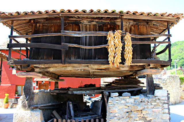 Bueño. El Paseo de los Hórreos