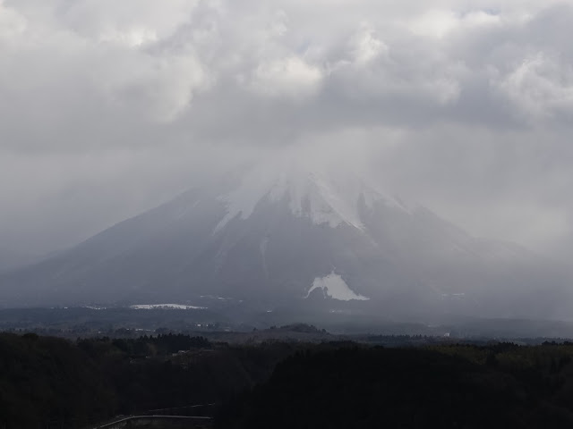 新幡郷発電所の登る坂からの大山の眺め