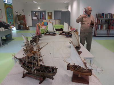 O Sr. João Padinha mostra os seus barcos em miniatura, que estão expostos sobre as mesas da Biblioteca Escolar.