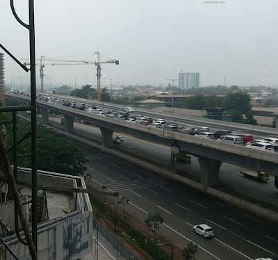 Tol Layang macet, tol bawah lancar arah Cikampek.