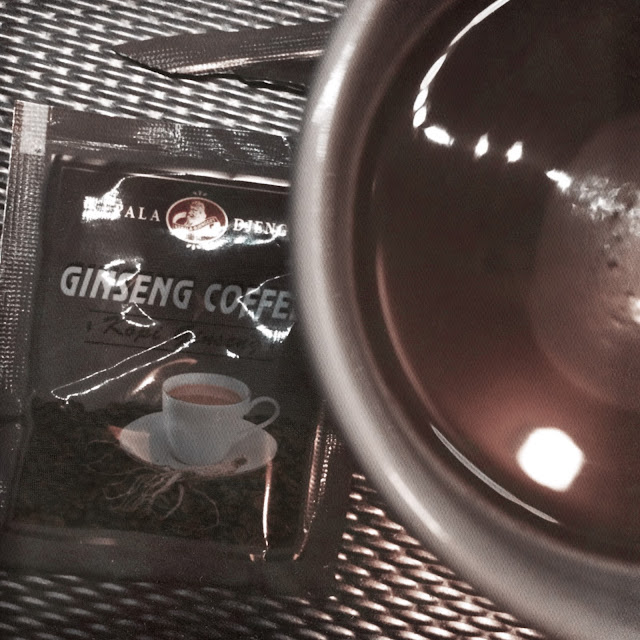 Coffee Ginseng. Hipstamatic: Dale + A-Type Plate. Foto: Robert van der Kroft