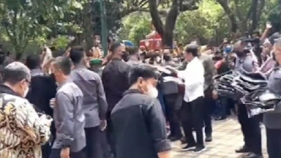 HEBOH! Jokowi Bagi-bagi Kaos di Solo, Roy Suryo: Sudah Belajar Lebih Manusiawi, Tidak Lagi Dilempar-lempar