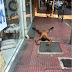 ΣΟΚΑΡΙΣΤΙΚΗ ΦΩΤΟ: ΓΥΜΝΟΣ άνδρας στο κέντρο της Αθήνας!