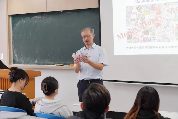 ▲大葉大學休閒系林擎天老師介紹台灣鈔票特色。（大葉大學提供）