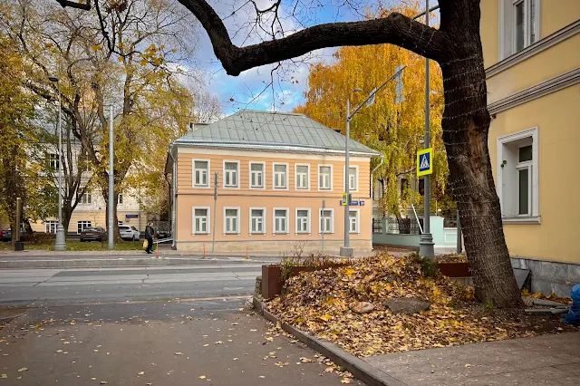 Новокузнецкая улица, здание 1830 года постройки
