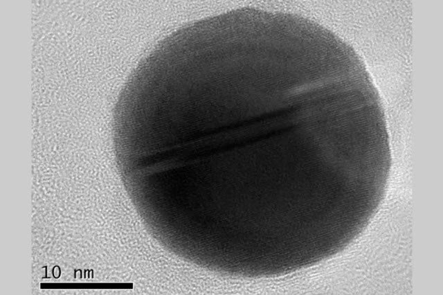 Imagen de microscopía electrónica de transmisión de un grupo de nanopartículas de oro capturadas de oro fulminante detonado.