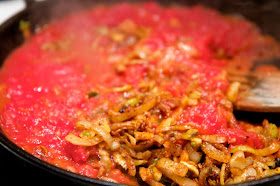 mausteiden paahtamisen jäkeen lisätään tomaatti