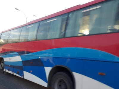 Transportasi bis bus dari bandara udara ibrahim nasser velana ariport maldives menuju ke kota pulau hulhule hulhumale