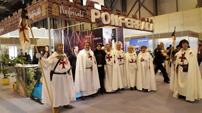 La portavoz de Ciudadanos, Rosa Luna, ante el stand de Ponferrada en Fitur 2016.