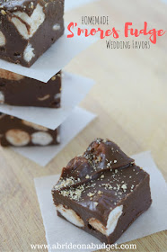 Summer might be over, but you can still have s'mores at your wedding! Just make these DELICIOUS homemade s'mores fudge wedding favors from www.abrideonabudget.com.
