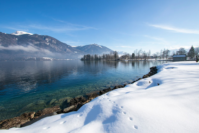 Laghi ghiacciati con la neve che precedono Sankt Wolfgang