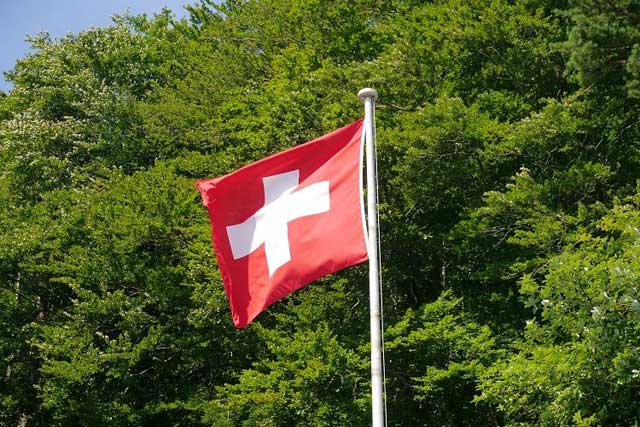 Bendera Swiss dan Vatikan Tidak Berbentuk Persegi Panjang