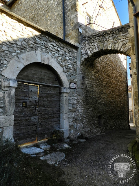 ROUSSET-LES-VIGNES (26) - Village médiéval