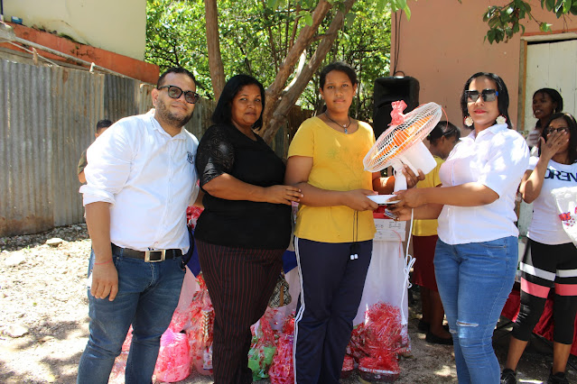 Edwin López (El Dj Master) realizó actividad la actividad del Día de las Madres en la Cañada de Papoy, Barahona