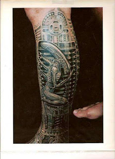 biomechanic tattoo on the leg: a little alien inside the leg