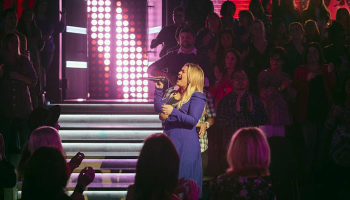Kelly Clarkson interpreta 'I'm With You' de Avril Lavigne durante The Kelly Clarkson Show