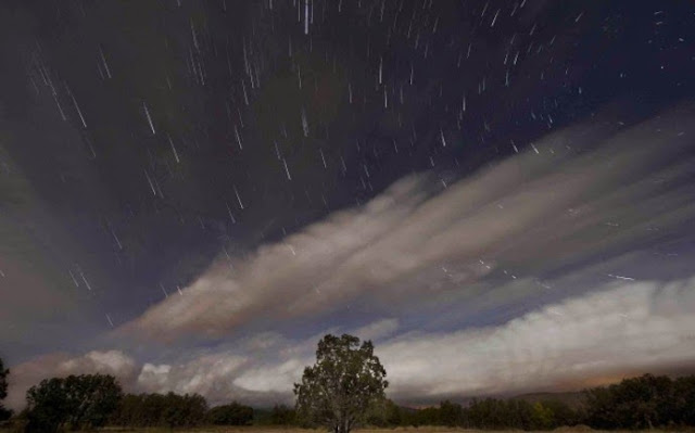 hujan meteor Perseid di pegunungan Sierra Norte, Spanyol