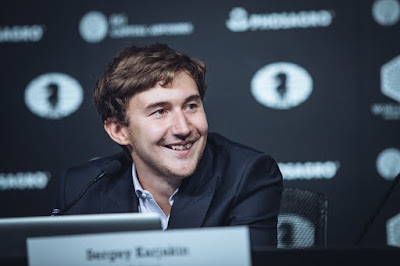 Karjakin sonriente en la rueda de prensa tras vencer a Carlsen