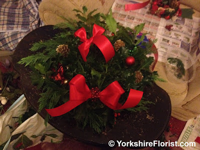  How to make and decorate a traditional holly wreath for Christmas
