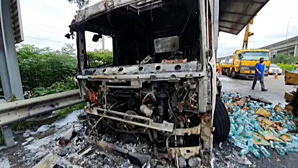 和美國道3號匝道下火燒車 車流回堵違規倒車等接罰單