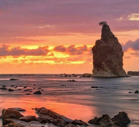 Pantai Sawarna Srikandi