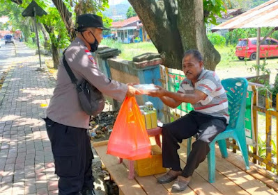 Polisi Berbagi Kasih di Jumat Berkah ke Warga Abepura yang Membutuhkan.lelemuku.com.jpg