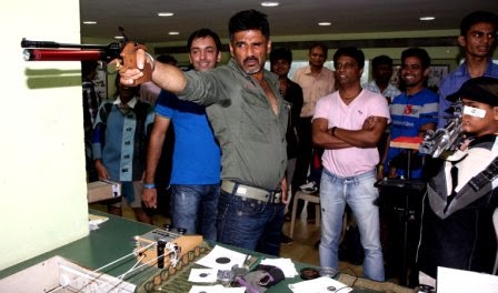 Suniel Shetty getting trained from Prithipal Singh Bedi for his film Desi Kattey 