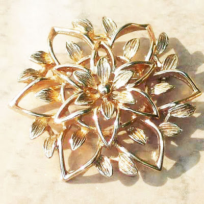 Sarah coventry signed flower brooch