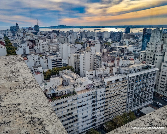 El Cerro visto do terraço da Prefeitura de Montevidéu, Uruguai