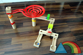 Ejemplo de construcción de pista de bolas con las piezas de la marca Playtive Junior de Lidl