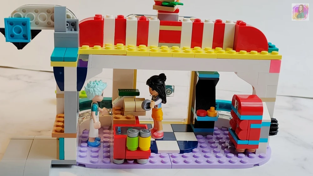 LEGO Friends Bar w śródmieściu Heartlake 41728 - księgarnia TaniaKsiazka.pl