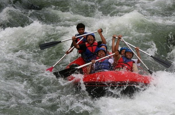Arung jeram (rafting) di Sungai Batang Tarusan - Sumatra Barat