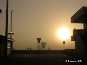 Tramonto a San Diego, CA, USA al calar del sole la nebbia scompare