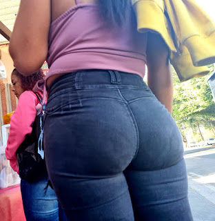 Preciosa mujer pantalón apretado