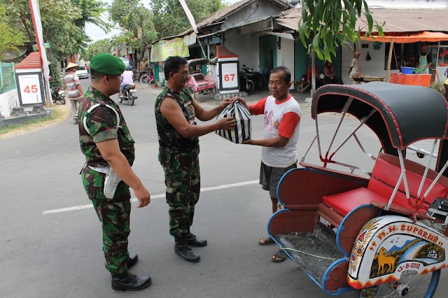 KODIM 0726 SUKOHARJO BAGIKAN BINGKISAN  KEPADA TUKANG BECAK