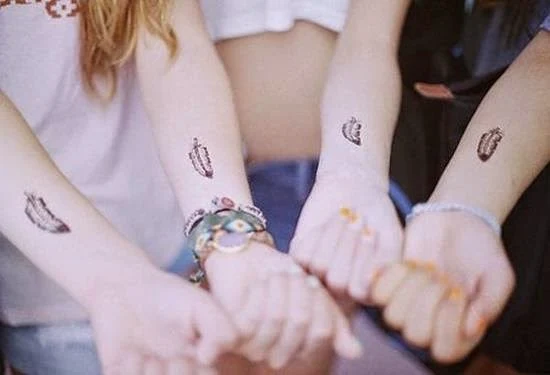 Dos tatuajes de amigas a juego