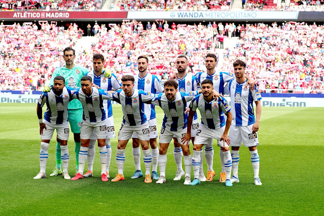 R. C. D. ESPANYOL DE BARCELONA. Temporada 2021-22. Diego López, Cabrera, Calero, Sergi Darder, Sergi Gómez, Javi Puado. Vilhena, Raúl De Tomás, Adrià Pedrosa, Keidi Bare, Óscar Gil. CLUB ATLÉTICO DE MADRID 2 R. C. D. ESPANYOL DE BARCELONA 1 Domingo 17/04/2022, 16:15 horas. Campeonato de Liga de 1ª División, jornada 32. Madrid, estadio Wanda Metropolitano: 54.011 espectadores. GOLES: 1-0: 52’, Carrasco. 1-1: 74’, Raúl De Tomás. 2-1: 90+10’, Carrasco, de penalti.