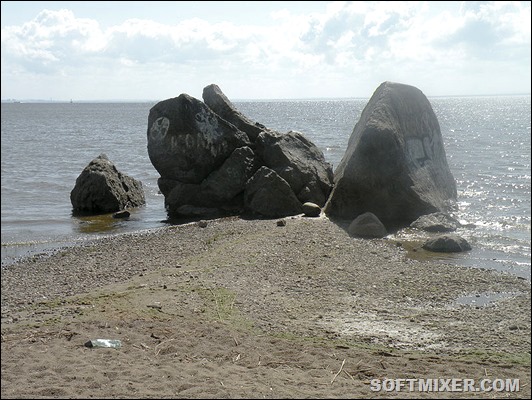 800px-Расколотый_валун