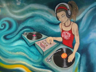 Graffiti DJ woman Wallpaper