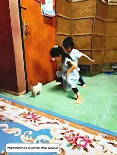 Lukisan budak perempuan dan budak lelaki sedang bermain dengan kucing di rumah kakitangan KTMB Bangsar.