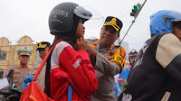 Gebyar Ops Keselamatan 2025, Polisi Bagikan Helm dan Bingkisan Kepada Pengendara Tertib di Bandarlampung