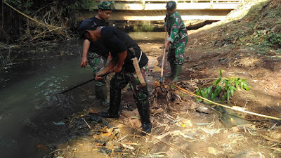 Satgas Subsektor 21-2 Cileunyi Tunjukan Konsistensi Jaga Kebersihan Sungai Cikeruh