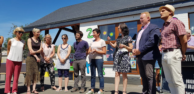 Inauguration de la nouvelle cour de récréation peinte par Ben Heine avec et pour les élèves et présentation du nouveau projet pédagogique de l'Ecole Communale d'Eprave en présence de Madame la Bourgmestre de Rochefort Corine Mullens,