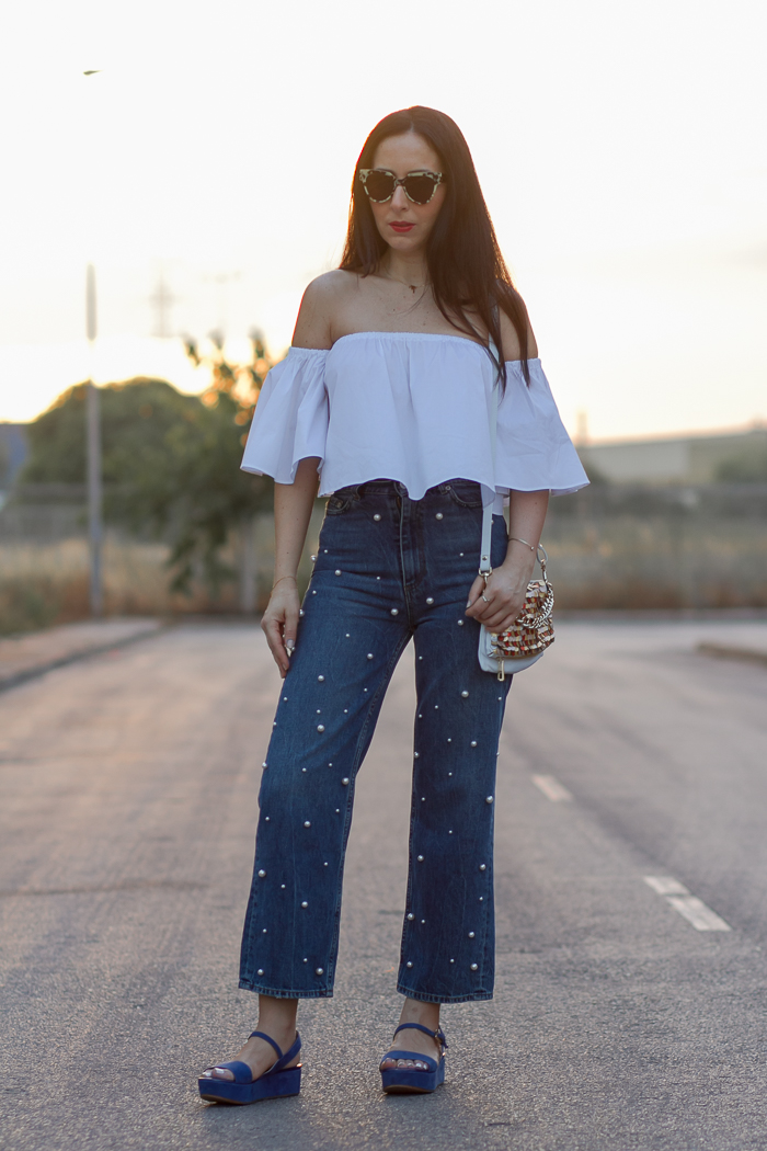 Blogger influencer moda valenciana con ideas como combinar unos pantalones vaqueros con abalorios