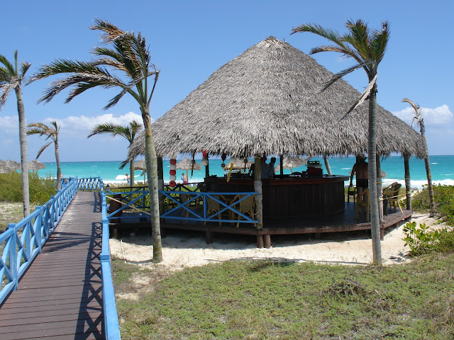 Bar de plage devant une mer turquoise à Cayo Santa Maria, Cuba